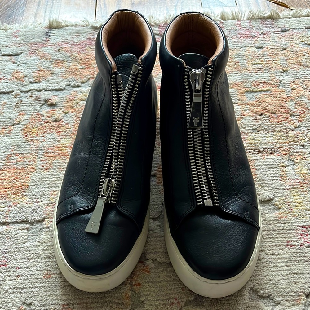 Size 8 Black FRYE